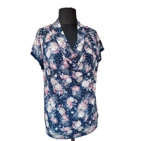 Bluzka z lejącym dekoltem typu woda - różowe kwiatuszki i białe groszki